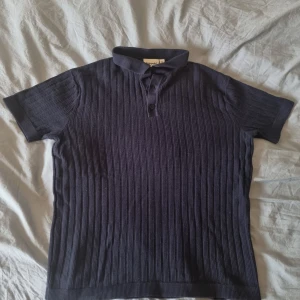 Finstickad tenniströja - Använd 1 gång Kappahl Herr Medium  Nypris: 449 kr