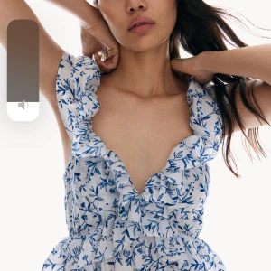 Jätte fin klänning från hm  - Blå vit blommig klänning, prislappen kvar. Slutsåld på hemsidan 💕 skriv för fler bilder 🌸