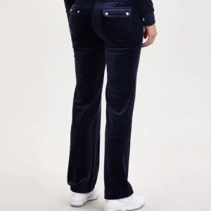 Mörkblå juicy couture byxor - Byxorna är i storlek Xs men går väl som en S, är i fint skick men har inte riktigt någon användning för dem