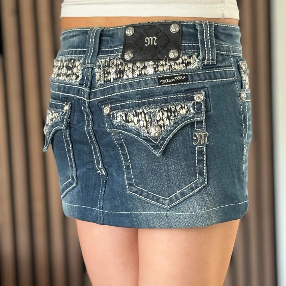 Lågmidjad Miss Me kjol omsydda från jeans av skräddare. Perfekt skick. Snygga fickor med mycket bling. Mått: midjemått: 76cm midjemått rakt över: 35,5cm Grenmått fram/bak: 24/28cm Ytterbensmått: 27cm  Skriv vid frågor! 💗. Kjolar.