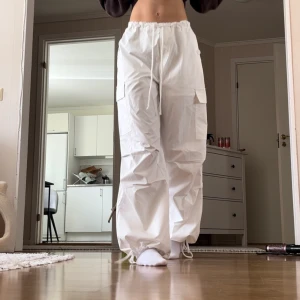 Baggy cargobyxor - Riktigt snygga baggy cargobyxor som passar perfekt till sommaren. Tycker dom är riktigt fina men har inte kommit till användning, strl xs men har dragsko i midjan så passar nog s också