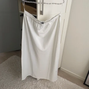 Satin kjol - Snygg långkjol i stl XL, sparsamt använf men har en liten fläck, går säkert bort har inte provat, något mindre i storlek