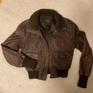 Brun läderjacka  - vintage brun skinnjacka. bra skick och köpt i England! 