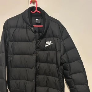 nike puffer jacket - aldrig använd så helt nytt skick
