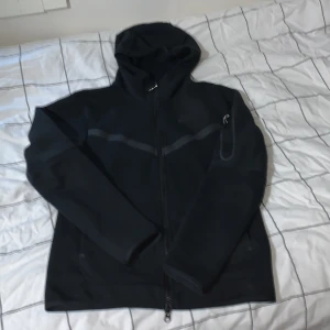 NIKE TECH kofta - Svart storlek XS passar S (stor i storlek) Ny skick använd 3/4 gånger 1000kr Byxor finns till (kolla profil) 