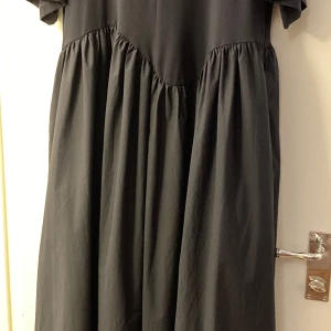 Klänning från Cos  - Maxi klänning från Cos, använd fåtal gånger. Strl M, gömda fickor på sidorna, väldigt mörk marinblå. Köparen står för frakt