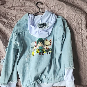 My hero academia jeansjacka - En praktiskt taget helt oanvänd (bara  tagit på när jag först fick den) jeansjacka med mha tryck på baksidan. Beställt i M men är lite för liten för det så därav skriver in den som S Pris kan diskutetas