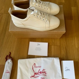 Christian Louboutin storlek 45 - Hej! Jag säljer ett par vita Christian Louboutin junior i nyskick. Kvitto + Allt og finns. Vid frågor hör gärna av er!