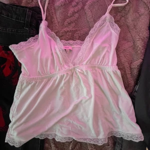 Vit Linne - Säljs pga att det inte passar mig.  Köpt från Nelly och enbart använts 1 gång. 