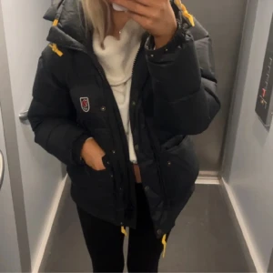 Fjällräven jacka  - Svart fjällräven jacka i fint skick Skriv för fler bilder, priset kan gå att diskutera vid snabb affär 💞