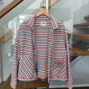 Zarajacka - Säljer denna superfina och unika ”jackan” från zara, men som är köpt second hand! Helt som ny🤗