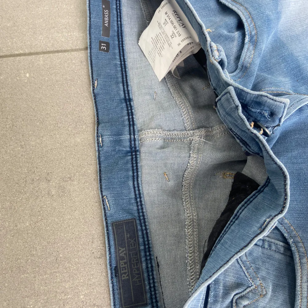 Säljer nu dessa riktigt snygga replay jeans som är i riktigt bra skick, storlek W31 o L32, skriv vid frågor o funderingar🙌🏼. Jeans & Byxor.