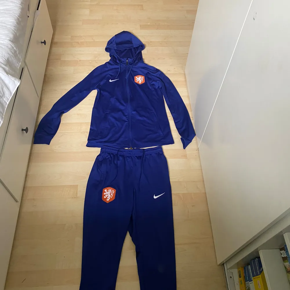 Nederländerna tracksuit Ny pris 1250 Säljes för 600 pris kan diskuteras . Hoodies.