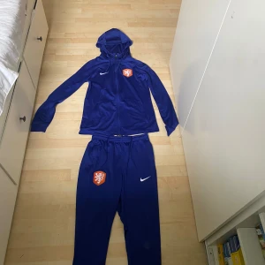 Nederländerna tracksuit - Nederländerna tracksuit Ny pris 1250 Säljes för 600 pris kan diskuteras 