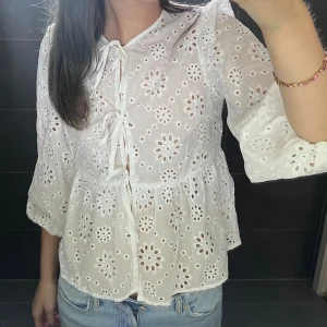 Vit blus  - Vit knytblus i storlek S med mönster 