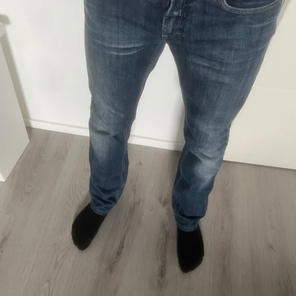 Säljer ett par acne action jeans bra skick storlek 28/34 men sitter som 29/32. Jeans & Byxor.