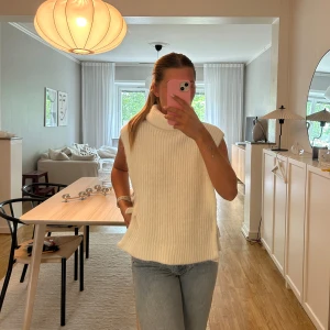 Stickad väst - Stickad fin väst! Aldrig använd, så lapparna sitter kvar💕den är i onesize, passar mig som har S!