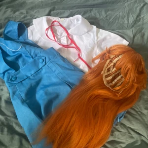Asuka cosplay - Säljer Asuka Langley Evangelion cosplay! Allting i första bilden är det du får! Ja möts gärna upp på närcon! Peruken är väldigt bra kvalite och hårbottnen på peruken ser ut som en riktig😎 du får självklart erbjuda ett annat pris om du vill!