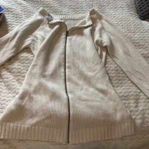 Vit kofta - Säljer denna vita koftan med lite glitter garn från Vero Moda, den är i jätte fint skick. Pris kan diskuteras ❤️
