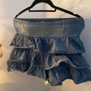 jeanskjol  - Så snygg volangkjol i stretchigt jeansmaterial, bra skick ❣️