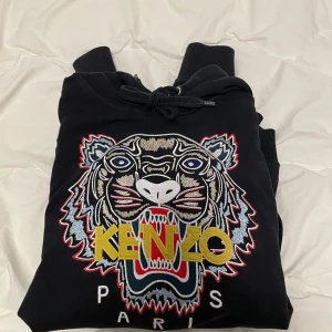 Kenzo hoodie - Kenzo hoodie i riktigt fint skick i storlek m. Riktigt snygg och bekväm tröja. Pris går att diskuteras