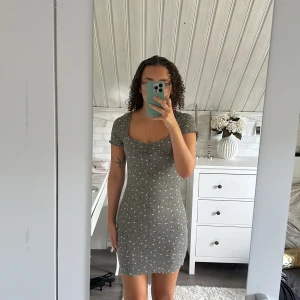 Blommig sommarklänning - Sommarklänning från hm i storlek S. Aldrig blivit använd så prislappen finns kvar 