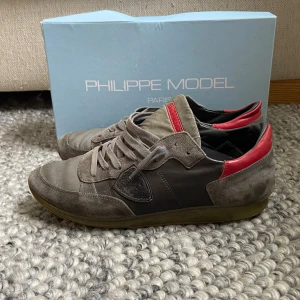 Philippe model sneakers  - Tja, säljer dessa snygga Philippe model sneakers i storleken 42, skorna är i relativt bra skick, ny pris 2599, skriv vid fler frågor eller funderingar, allt og ingår