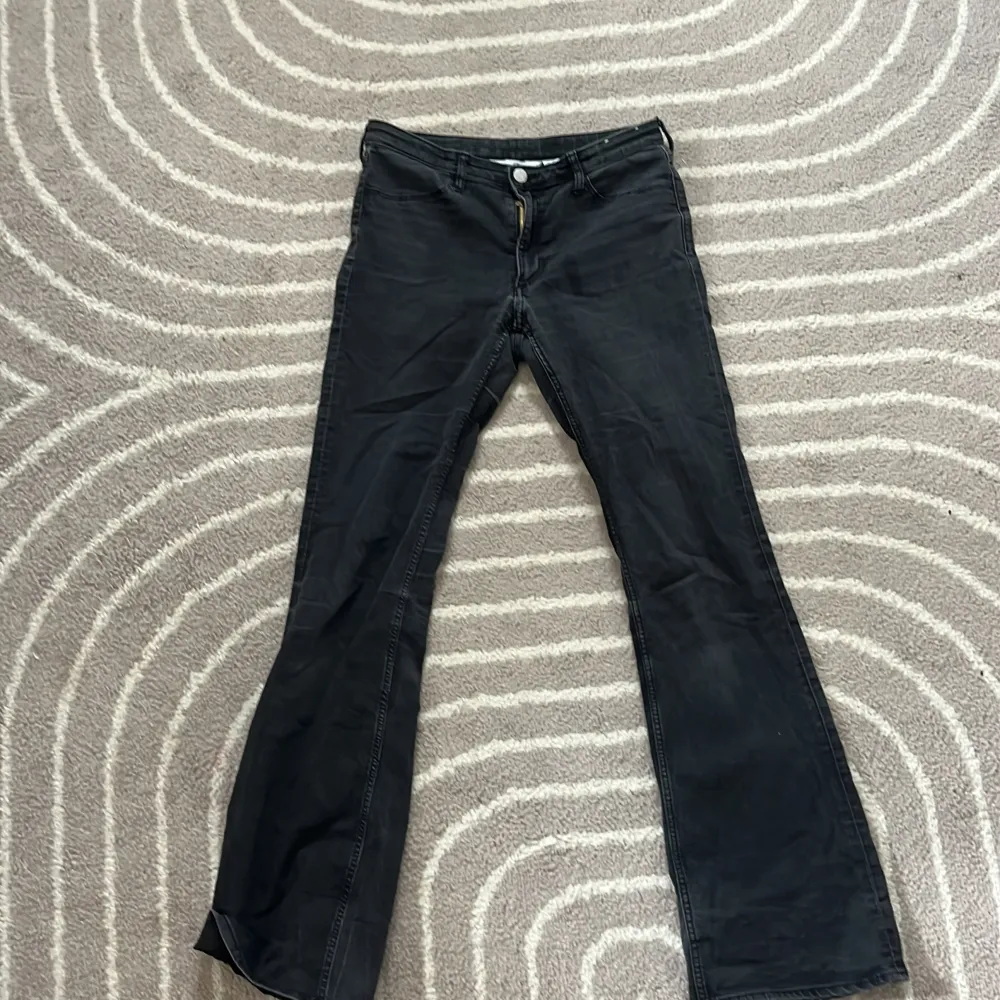 Jag säljer mina lågmidjade svarta bootcut jeans pga för små❤️ dom är i storlek 164/170 men är små i storleken! . Jeans & Byxor.