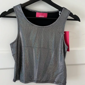 JJXX crop top - Disco-crop top från JJXX. Storlek M, helt oanvänd och med prislapp kvar. 