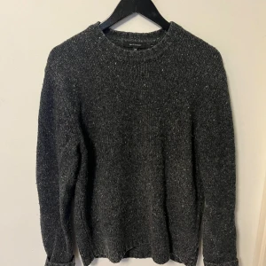 Paul & Friends stickad - Säljer nu min stickade tröja från Paul & Friends, den är köpt på NK 2021 och är använd en del. Otroligt bra kvalitet och skick. Nypris runt 1500kr