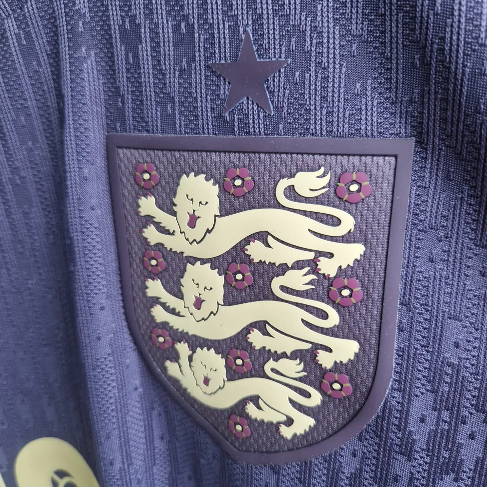 Englands bortamatchtröja för sommarens EM-slutsoel med Bellingham på ryggen. Tröjan är en reprint i nyskick med emblem och patchar av högsta kvalité. Tröjan är en player version vilket är den tröja som spelarna själva använder. Tajt i storleken.. Sportswear.