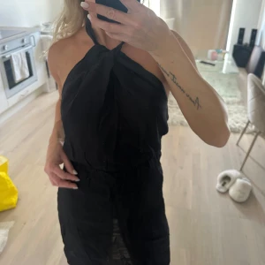 Klänning - Tunn klänning från H&M. Storlek XS. Aldrig använd, prislappen kvar. Perfekt till stranden eller utomlands 🖤