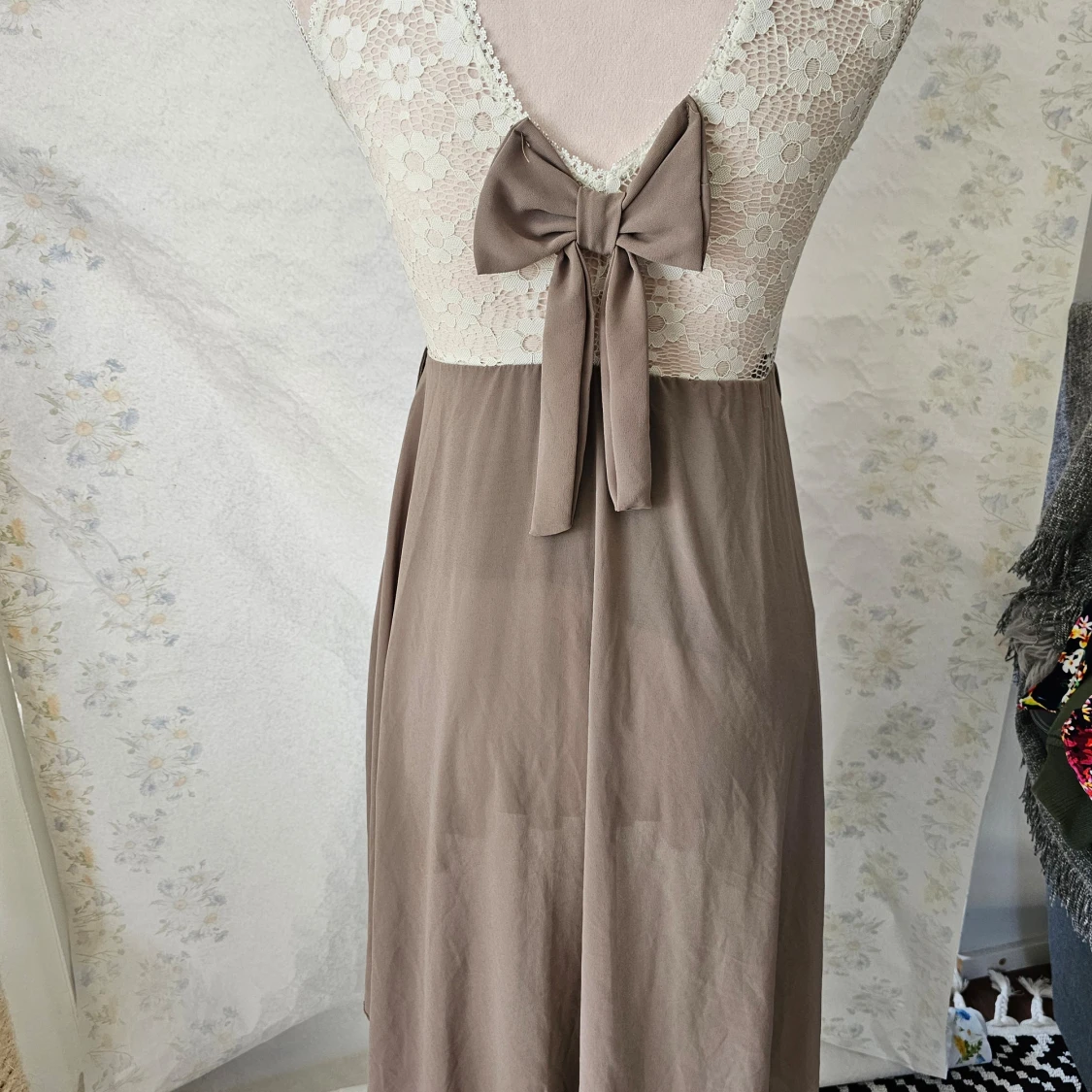 Beige och vit klänning med spetsdetaljer - 90