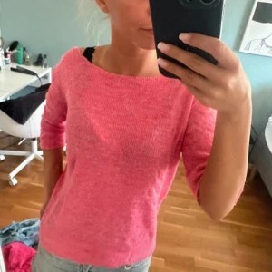 Stickad T-shirt  - Stickad T-shirt, aldrig använd 