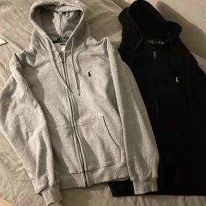 2 st Polo Ralph Lauren Hoodies - 2 stycken Polo Ralph Lauren zip hoodies i storlek M, herr storlek (liten i storleken). Säljer på grund av att jag växt ur dem. Använd fåtal gånger, upp emot max 10 gånger per hoodie.