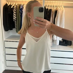 Vit topp  - Den är i fint skick men har en lite fläck som visas på sista bilden 