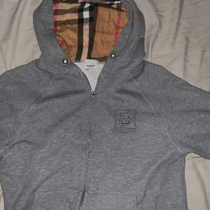 Säljer min burberry hoodie använd några gånger men är fortfarande i bra skick pris kan diskuteras priv.