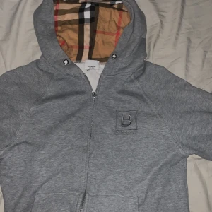 Burberry - Säljer min burberry hoodie använd några gånger men är fortfarande i bra skick pris kan diskuteras priv.