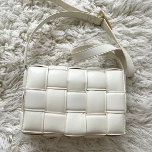 Så fin bottega inspirerad väska  - Så snygga beige/vit bottega inspirerad väska, vet ej tyvärr märke!!