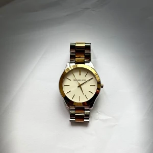 Mickael Kors  - Mickael Kors klocka ⏰ i bra stick. Jätte fin å trendi.! 