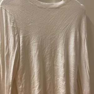 Vit stickad tröja - Jätte fin stickad tröja som jag aldrig har använt 