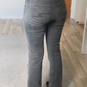 Zara vintage jeans - Säljer dessa super snygga jeans då de tyvärr inte passar mig, köpta från vinted med inga defekter och är endast testade av mig. Bilderna är från förra ”ägaren”! Storlek 40 men är mer som S/36