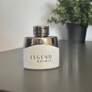 Montblanc Legend Sprit  - Säljer nu denna fina sommar parfym som luktar väldigt fräscht, sött och gott. Luktar lite som en väldigt lyxig variant av dubbeldusch. Luktar inte schampo/tvål men ni fattar. Säljer då jag vill köpa nya saker. Box finns. Helt full 30/30ml. 