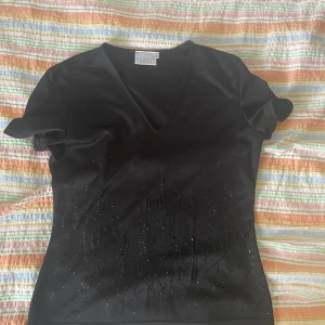 Svart topp  - Fina detaljer nertill