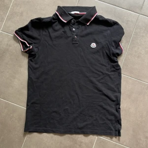 Moncler piké - Säljer nu denna feta Moncler piké då den aldrig används och har mycket kvar o ge. Storleken är 2 vilket motsvarar M. Kan gå ner vid snabb affär. Skick: 9/10