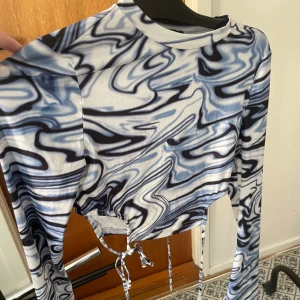 blå topp - cropped topp med knytdetalj