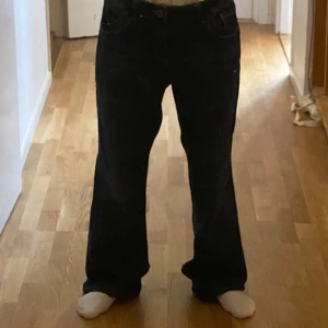 S.oliver bootcut jeans - Bootcut jeans från märket S.oliver. Kommer inte till användning längre så det är dags för dem att hutta ny ägare! Mått: Midja: 44cm Ytterben: 96cm Benöppning 26cm