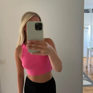 Rosa topp - Fin rosa topp från hm i storlek small, helt oanvänd.