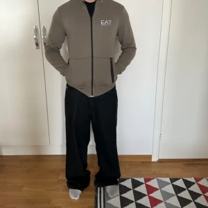 Armani zip up  - Skick är som ny, ingen missfärgning eller hål, skriv för mer information 👍