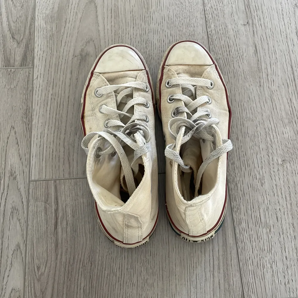 Säljer dessa converse i använt skick för 100kr! . Skor.